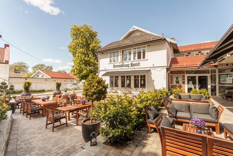 Reenskaug Hotel ligger som en hemmelig, borgjemt perle i “sørlandsbyen” Drøbak ved Oslofjorden. 