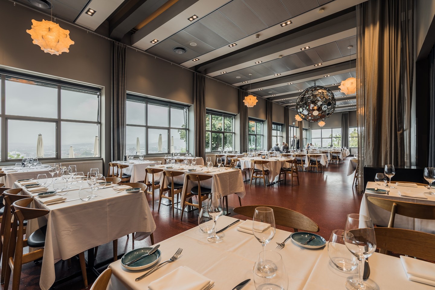 Brudepar kutter bryllupskaken på Ekebergrestauranten